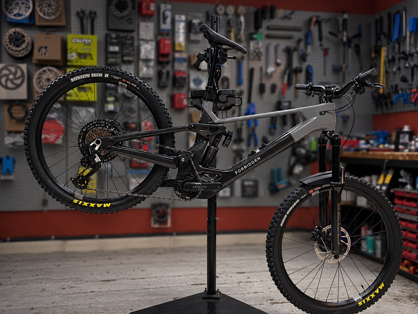 Bicicleta Forbidden en proceso de montaje en el taller de NSMTB