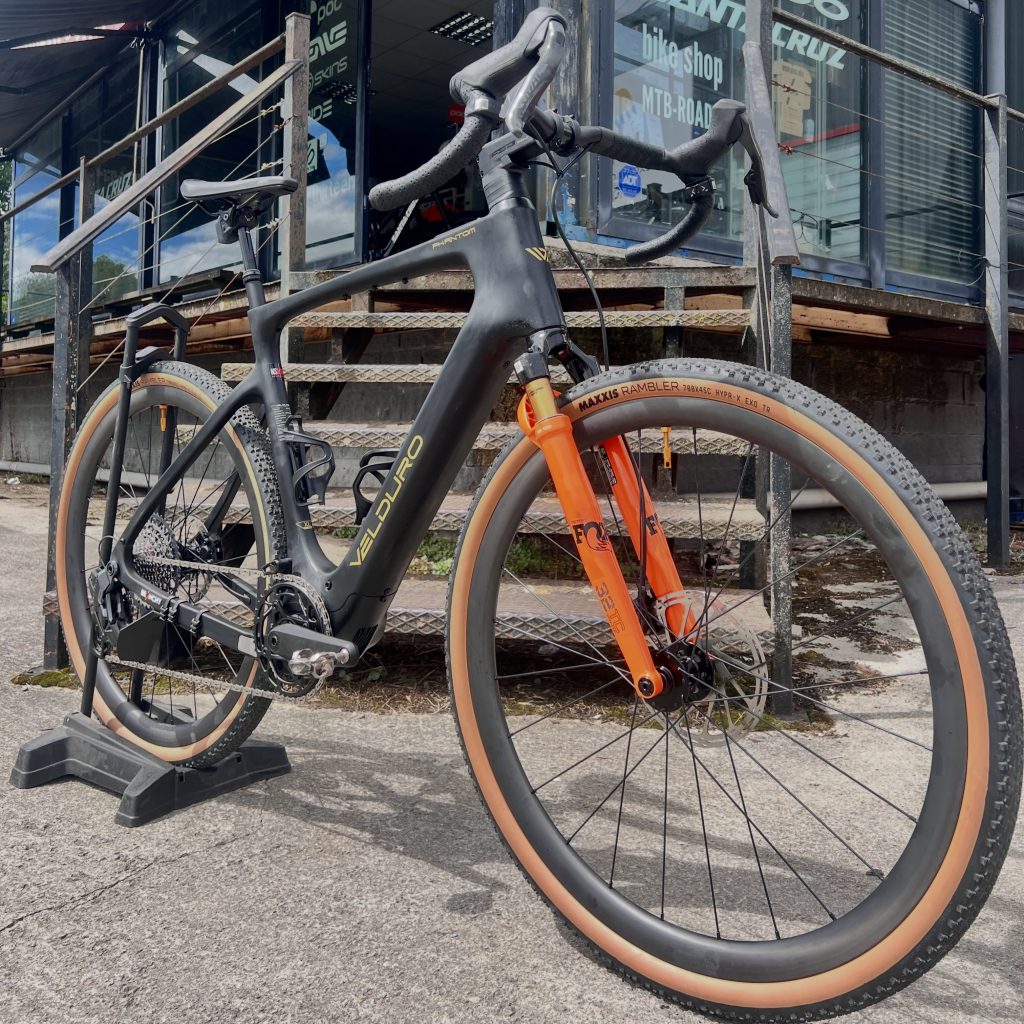 Velduro Phantom Carbon preparada por NSMTB, fotografiada delante de la tienda de Ucieda